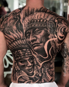 Tatuagem nas costas indígena